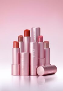 ファミュブランド初のカラーコスメ“花の香り”のリップスティック誕生
